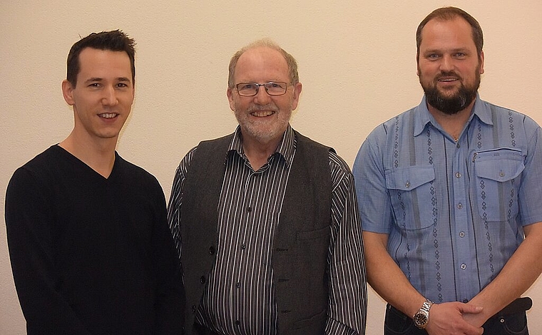 Sesselrücken: Dany Hugelshofer rückt nach für Hans-Peter Hänni und Christian Richli ist seit Anfang dieses Jahres neu im Gemeinderat von Grellingen (v.l.). Foto: Bea Asper