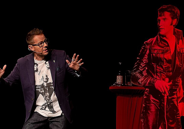 <em>Ein eingeschworenes Team: </em>Bänz Friedli und Elvis auf der Schlachthausbühne. <em>Foto: Martin Staub</em>