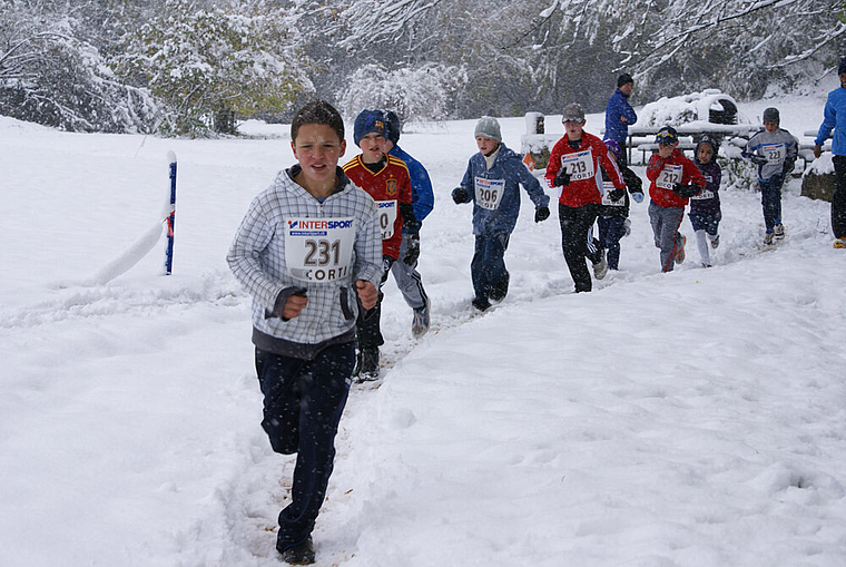 Im Schneetreiben: Die jüngsten Läufer am Lauf-Cup. Foto: Jürg Jeanloz