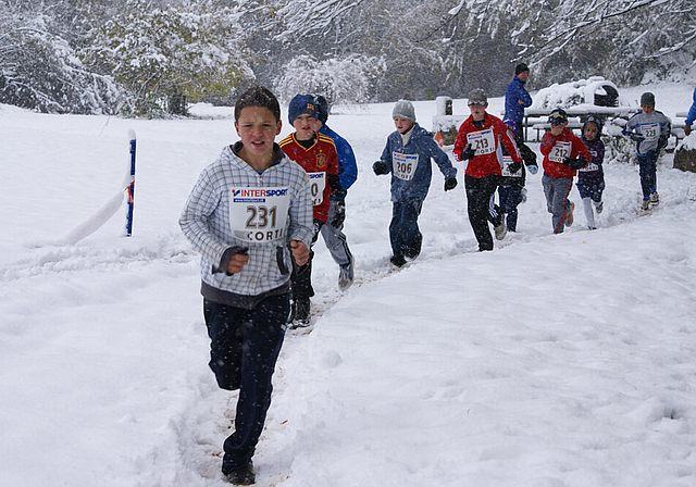 Im Schneetreiben: Die jüngsten Läufer am Lauf-Cup.   Foto: Jürg Jeanloz