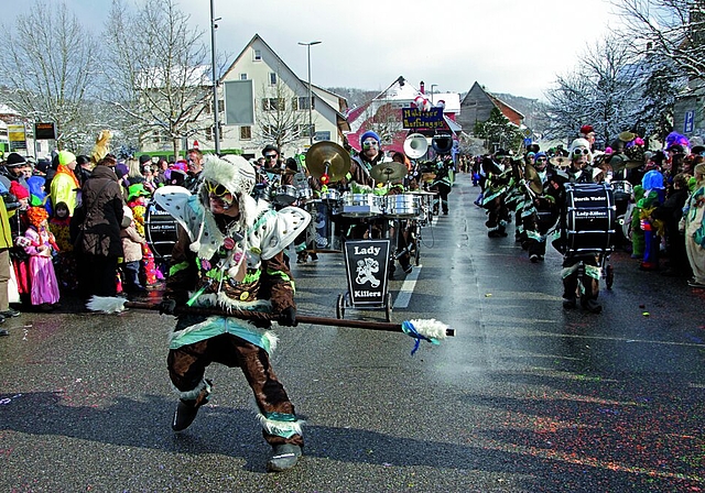 Der Tanz des Stabsführers: Die Laufner Ladykillers starten die Fasnacht seit eh und je in Breitenbach.  Foto: Martin Staub