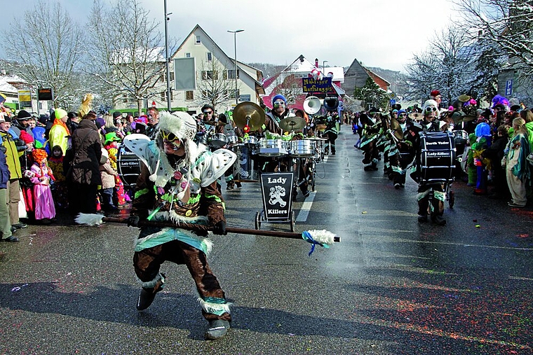 Der Tanz des Stabsführers: Die Laufner Ladykillers starten die Fasnacht seit eh und je in Breitenbach. Foto: Martin Staub