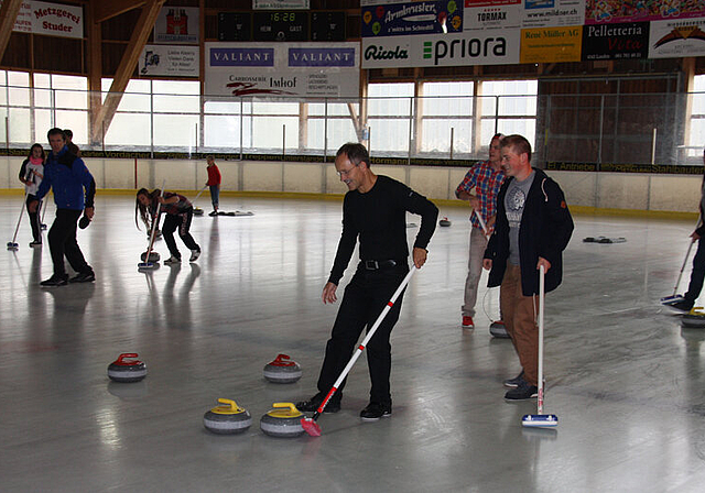 Taktik: Der Curling-Club, gegründet 1993, zeigt, wie die Sportart funktioniert. Foto: Gaby Walther
