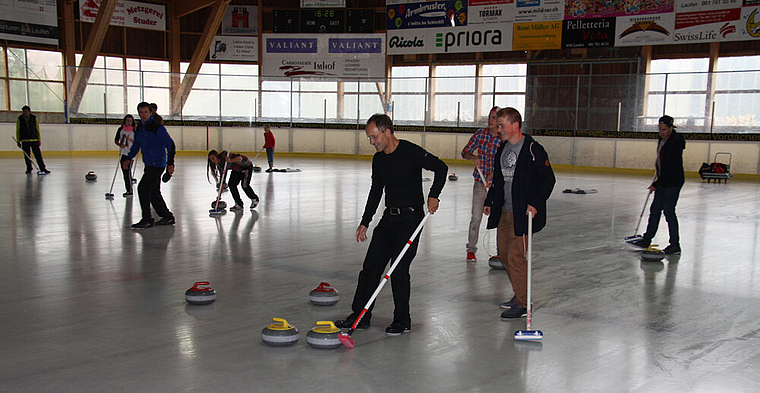 Taktik: Der Curling-Club, gegründet 1993, zeigt, wie die Sportart funktioniert. Foto: Gaby Walther