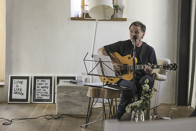 Holte die Erinnerungen ins Hier und Heute: Der Hamburger Schauspieler Alfred Sieling in der Scheune. Foto: Axel Mannigel