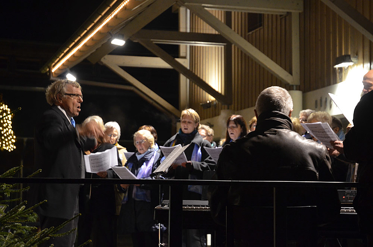 Weihnachtslieder: Am Adventskonzert sang auch der kath. Kirchenchor St. Nikolaus. Foto: Jay Altenbach
