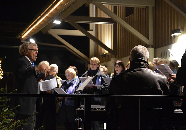 Weihnachtslieder: Am Adventskonzert sang auch der kath. Kirchenchor St. Nikolaus. Foto: Jay Altenbach
