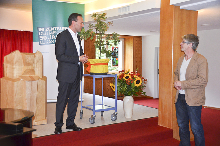 Ein Eichbäumchen für die Gemeinde: Chefarzt Bernd Himstedt-Kämpfer bedankt sich bei Gemeindepräsident Karl-Heinz Zeller für die gute Zusammenarbeit. Foto: Jay Altenbach