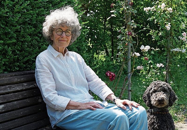 Treibende Kraft bei der Gründung des Hospizes: Vreni Grether, hier begleitet von ihrer Hündin Gioia. Foto: Tobias Gfeller