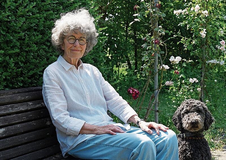 Treibende Kraft bei der Gründung des Hospizes: Vreni Grether, hier begleitet von ihrer Hündin Gioia. Foto: Tobias Gfeller