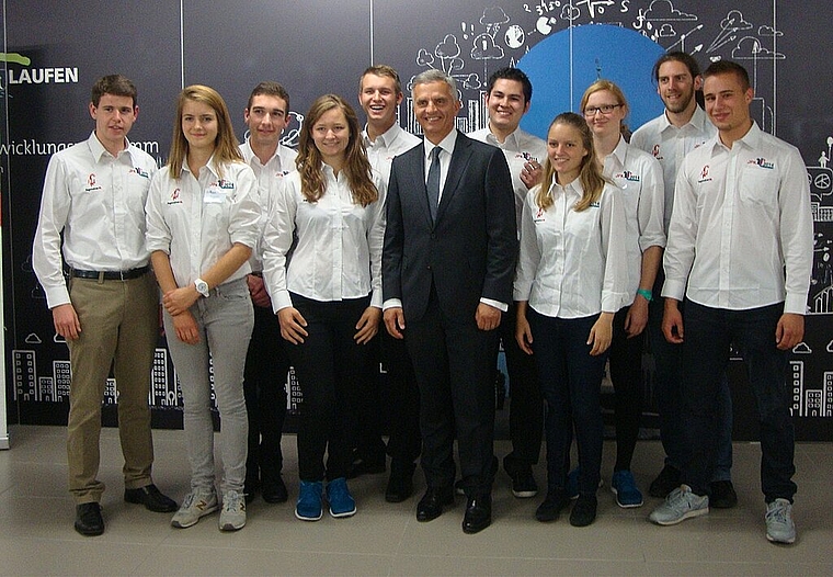 Was lange währt: Das Organisationskommitée des Jugendrats BL mit Didier Burkhalter in seiner Mitte. Foto: Olivia Borer
