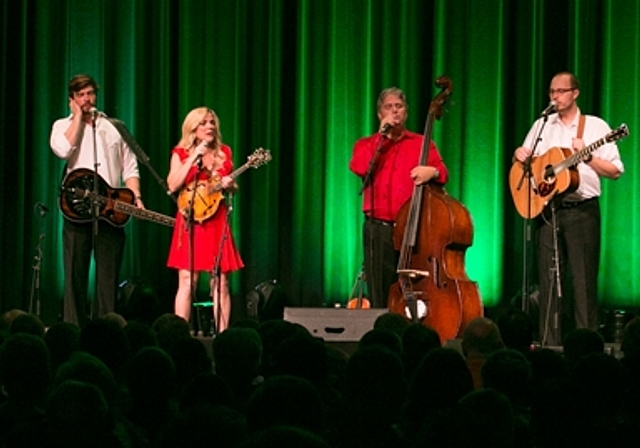 Für einmal a cappella: Rhonda Vincent mit Hunter Berry, Violine, Brent Burke, Dobro, Mickey Harris, Bass, Josh Williams, Gitarre, und Aaron McDarris, Banjo (v.l.). Fotos: Martin Staub