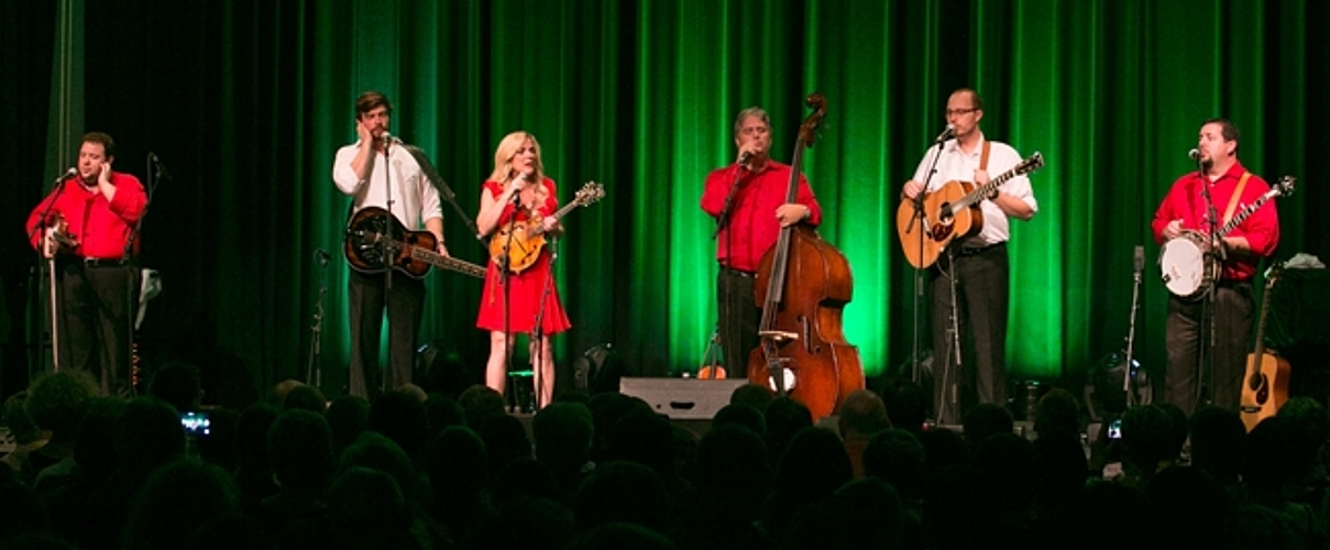 Für einmal a cappella: Rhonda Vincent mit Hunter Berry, Violine, Brent Burke, Dobro, Mickey Harris, Bass, Josh Williams, Gitarre, und Aaron McDarris, Banjo (v.l.). Fotos: Martin Staub Für einmal a cappella: Rhonda Vincent mit Hunter Berry, Violine, Brent Burke, Dobro, Mickey Harris, Bass, Josh Williams, Gitarre, und Aaron McDarris, Banjo (v.l.). Fotos: Martin Staub