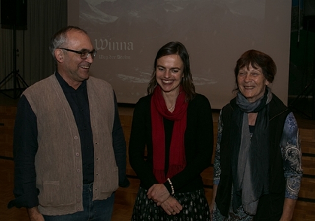 Die Verantwortlichen für diesen Filmabend: (v.l.) Pfarrer Franz Sabo, Regisseurin und Produzentin Fabienne Mathier und Medium Margaretha Trummer. Im Hintergrund der Filmvorspann. Foto: Martin Staub