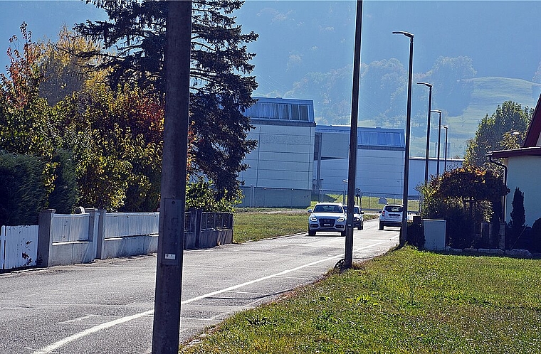 <em>Neumattstrasse: </em>Gemeinderat und Anwohner wollten an der Gemeindeversammlung vom Juni eine andere Strassenführung zur Entlastung der schmalen Wohnstrasse, auf welche in Zukunft noch mehr Verkehr wartet. Foto: Roland Bürki