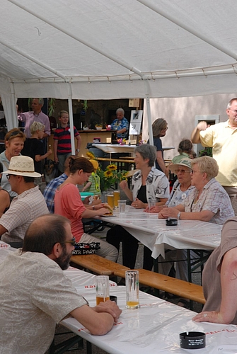 Gemütlichkeit: Geselliges Beisammensein am Himmelrieder Dorfplatzfest.