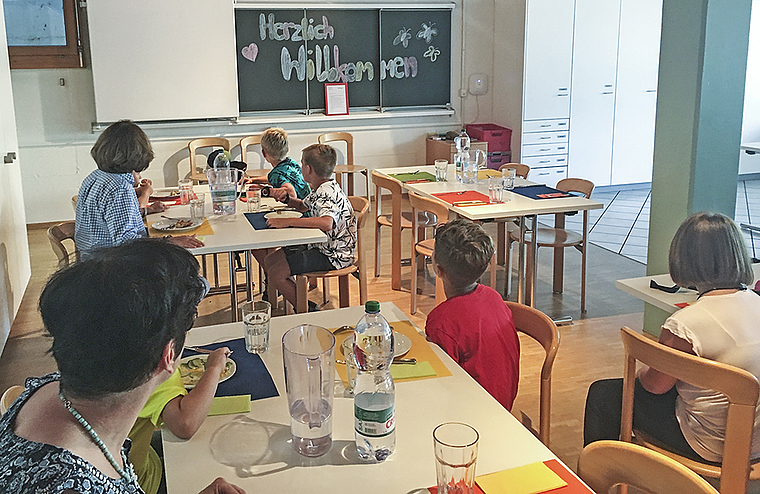 Warten auf die Gemüsewähe: Am Montag wurde im Schützenmattschulhaus der «Mittagstisch» gedeckt. Foto: Caspar Reimer