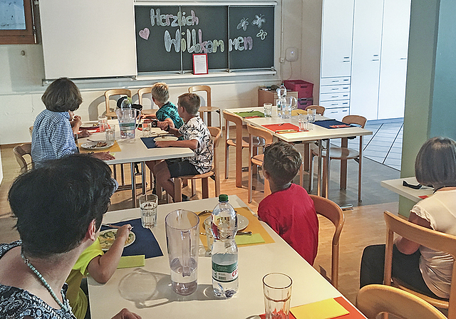 Warten auf die Gemüsewähe: Am Montag wurde im Schützenmattschulhaus der «Mittagstisch» gedeckt.  Foto: Caspar Reimer