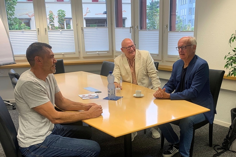 Abschlussgespräch im Büro in Liestal: Fredy Roth (l.) hat auch dank der Begleitung von Mentor Andreas Feuz (r.) nach einem Jahr Suchen eine neue Stelle gefunden. Claude Lachat vermittelt die Tandempartner. Foto: Gaby Walther