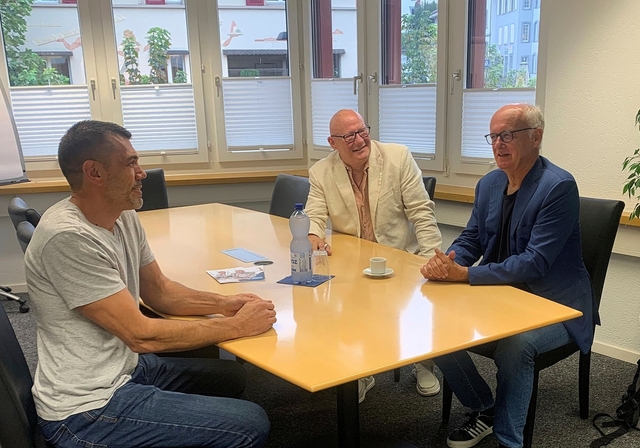 Abschlussgespräch im Büro in Liestal: Fredy Roth (l.) hat auch dank der Begleitung von Mentor Andreas Feuz (r.) nach einem Jahr Suchen eine neue Stelle gefunden. Claude Lachat vermittelt die Tandempartner. Foto: Gaby Walther