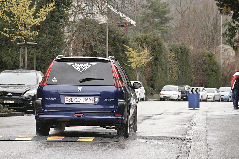 Verkehrserzieherisch: Die Holperschwellen zwingen zu verlangsamter Fahrt. Foto: Lukas Hausendorf