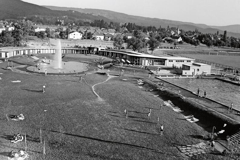 Blick zurück: Das Schwimmbad in Arlesheim wurde in den 1960er-Jahren eröffnet und 
war damals die erste solche Badeanstalt in der Region. Fotos: zvg / Archiv