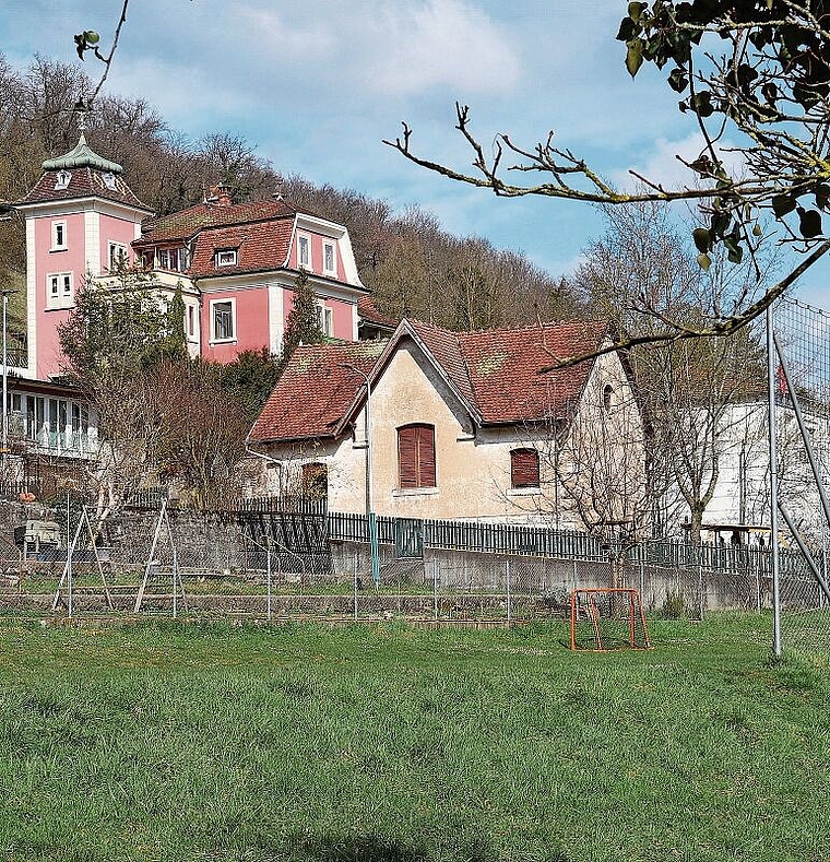 Bald Vergangenheit: Am kommenden Montag wird der ehemalige Heuschober (Gebäude in der Bildmitte) abgerissen. Dahinter die Villa Kleiber, rechts das Primarschulhaus. Foto: Gaby Walther