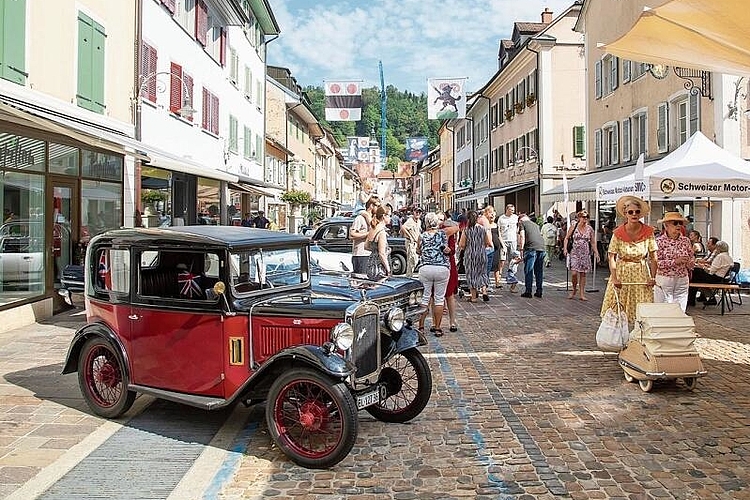 Austin: ein Prachtexemplar aus den 1930er-Jahren. Die beiden Damen mit Kinderwagen passen sich dem Anlass würdig an. Fotos: Martin Staub