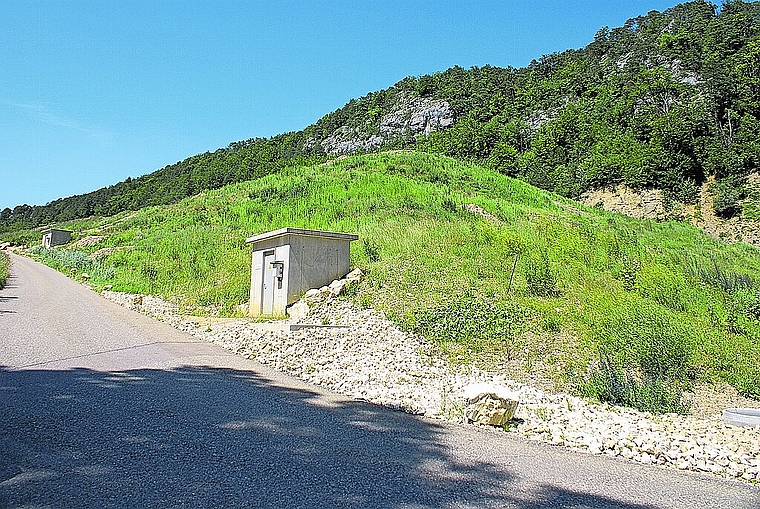 Deponiehügel mit zwei Gasregulierstationen: Viel Platz und Sonne für eine Fotovoltaikanlage. Foto: Jürg Jeanloz