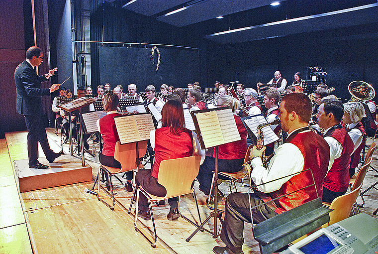 Präzise und energisch: Ueli Kipfer dirigiert die MG Konkordia mit klaren Einsätzen. Foto: Thomas Brunnschweiler