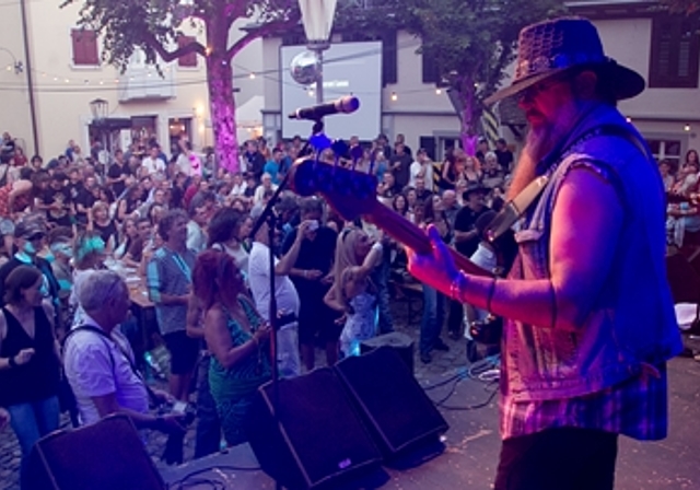 Helye-Platz besetzt: Die Leute genossen den warmen Sommerabend und die Musik. Fotos: Martin Staub 