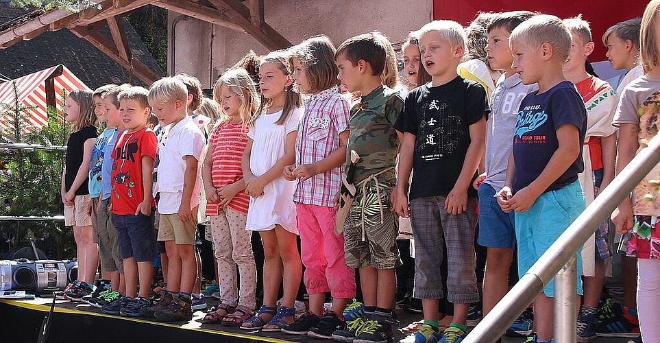 Leisten auch ihren Beitrag zum Mittelalterfest: Die Kindergärtler, Schülerinnen und Schüler von Metzerlen und Mariastein singen und spielen Theater. Fotos: Gaby Walther
