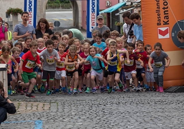 Los gehts: Die Piccolo U8 (3–7-jährig) eröffneten mit ihrem 300-Meter-Rennen das diesjährige Lauffest.Fotos: Martin Staub