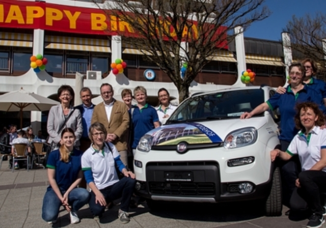 Nagelneuer Fiat Panda: Die Spitex-Angestellten freuen sich über die Grosszügigkeit des Wydehof-Teams. Foto: Martin Staub