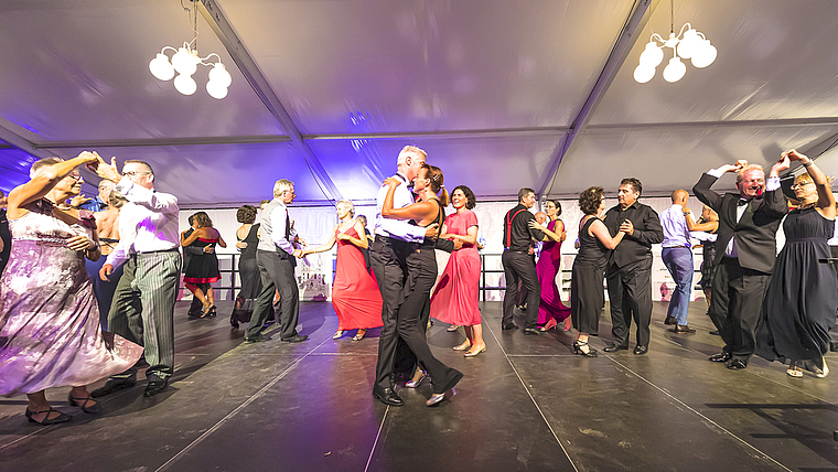 Fetzige Musik, begeisterte Tänzer, gute Laune: Der Sommernachtsball 2019 war ein voller Erfolg. Foto: Dieter Küng/diku-foto.ch
