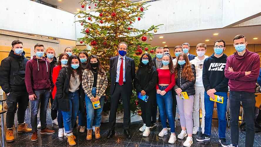 Gut vorbereitet: Die Drittklässler stellten dem EU-Botschafter (Mitte) zahlreiche Fragen. Fotos: Tobias Gfeller
