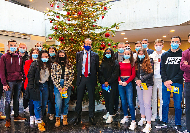Gut vorbereitet: Die Drittklässler stellten dem EU-Botschafter (Mitte) zahlreiche Fragen. Fotos: Tobias Gfeller
