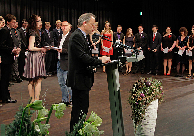 Gratulation zur bestandenen Matur: Rektor Isidor Huber, Klassenlehrer Paul Borer und die versammelte Klasse 4ABS mit ihren Zeugnissen.  Foto: Martin Staub