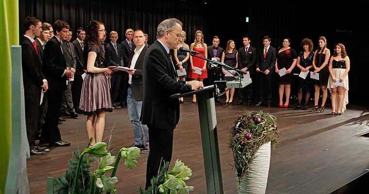 Gratulation zur bestandenen Matur: Rektor Isidor Huber, Klassenlehrer Paul Borer und die versammelte Klasse 4ABS mit ihren Zeugnissen. Foto: Martin Staub