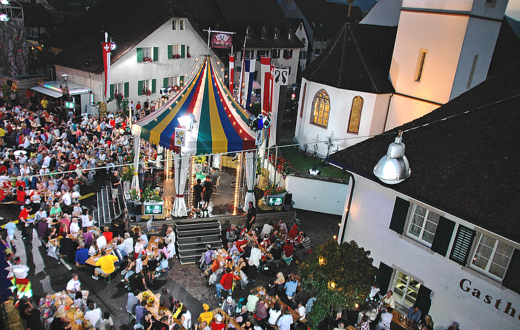 Prächtige Stimmung: Das Dorfzentrum um das Heimatmuseum war Schauplatz für Dornachs TV-Auftritt. Foto: Jay Altenbach