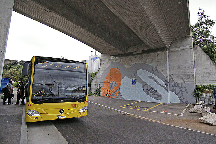 Schluss mit Ortsbus: Die Buslinie 58, die in Münchenstein eine Querverbindung zu den Tramlinien bildet, fällt den Sparbemühungen des Kantons zum Opfer und verschwindet per 15. Dezember aus dem Fahrplan. Foto: Lukas Hausendorf