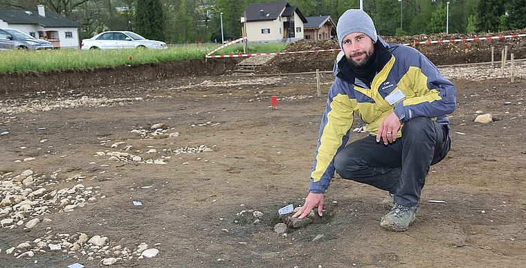 <em>Dunkle Stellen sind immer interessant: </em>Fabio Tortoli zeigt auf einen der zahlreichen Schlackenfunde.Foto: Gini Minonzio