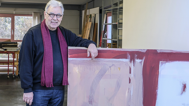 Kein leichter Abschied: Künstler Martin Cleis in seinem schon fast geräumten Wohnatelier. Foto: Thomas Brunnschweiler