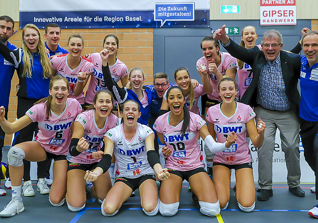 Mit Herzblut und Leidenschaft: Seit über dreissig Jahre setzt sich Werner Schmid (2. v. r.) für den Volleyballsport ein.  Foto: ZVG/Christoph Jermann