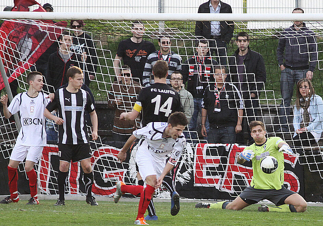 Rückhalt: Goalie Di Simone ist ein sicherer Rückhalt. Hier vereitelt er eine weitere Torchance von Xamax.  Foto: eh-press