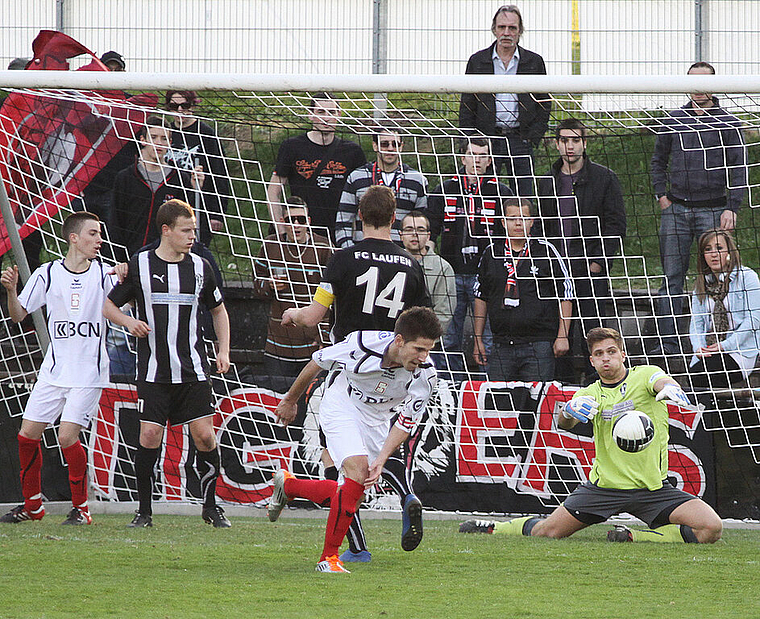 Rückhalt: Goalie Di Simone ist ein sicherer Rückhalt. Hier vereitelt er eine weitere Torchance von Xamax. Foto: eh-press