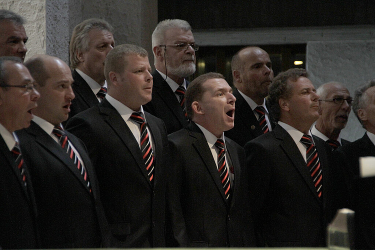 Betont männlich: Der Männerchor Meltingen folgt dem Dirigenten aufs Wort.
