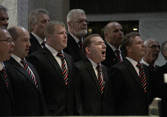 Betont männlich: Der Männerchor Meltingen folgt dem Dirigenten aufs Wort.