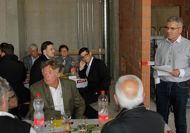Der Präsident der Baukommission hat das Wort: Felix Nussbaumer (r.). Im Hintergrund Cécile Jenzer, Präsidentin Stiftungsrat (3. v. r.), Architekt Matthias Baumgärtner (4. v. r.) sowie Georges Thüring, Präsident des Verwaltungsrates (5. v. r.). 