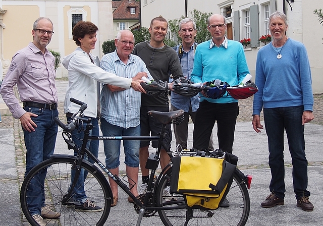 Petition in Velohelmen. Mitglieder des «Frischluft»-Vorstandes übergeben Philip Staub (2. v. r.) von der Gemeinde ihr Anliegen.  Foto: Caspar Reimer